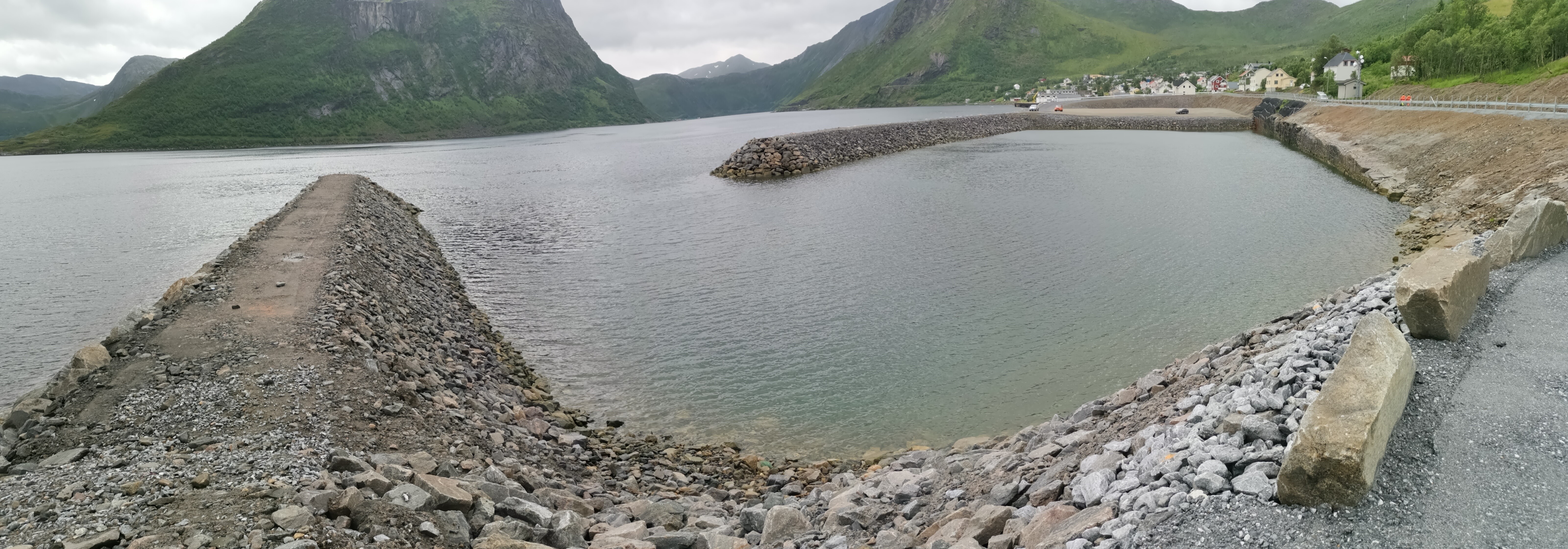 En havn i forkant av fjell