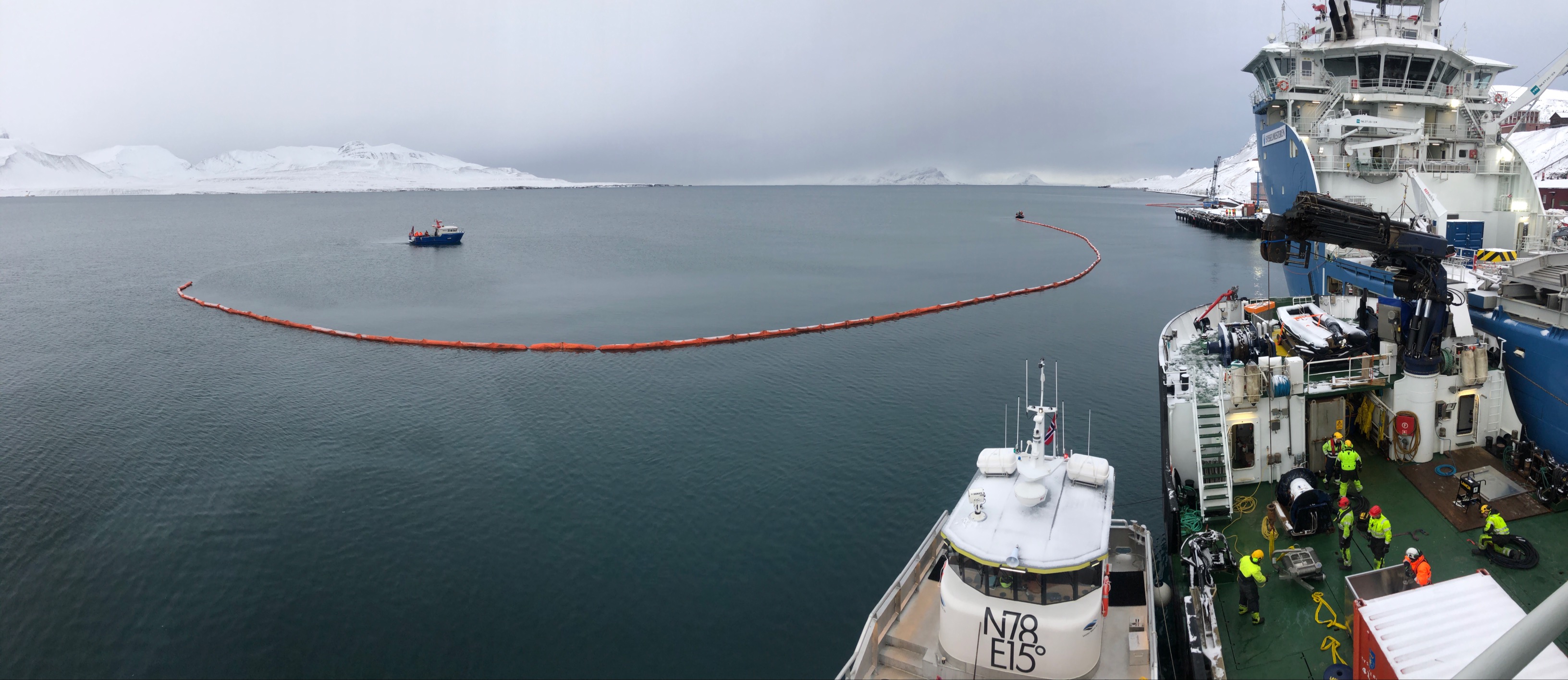 Lenser og fartøyer utenfor Barentsburg, Svalbard