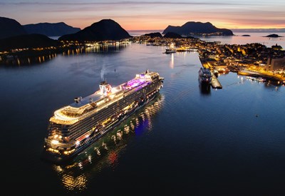 Cruiseskip på vei inn til Ålesund