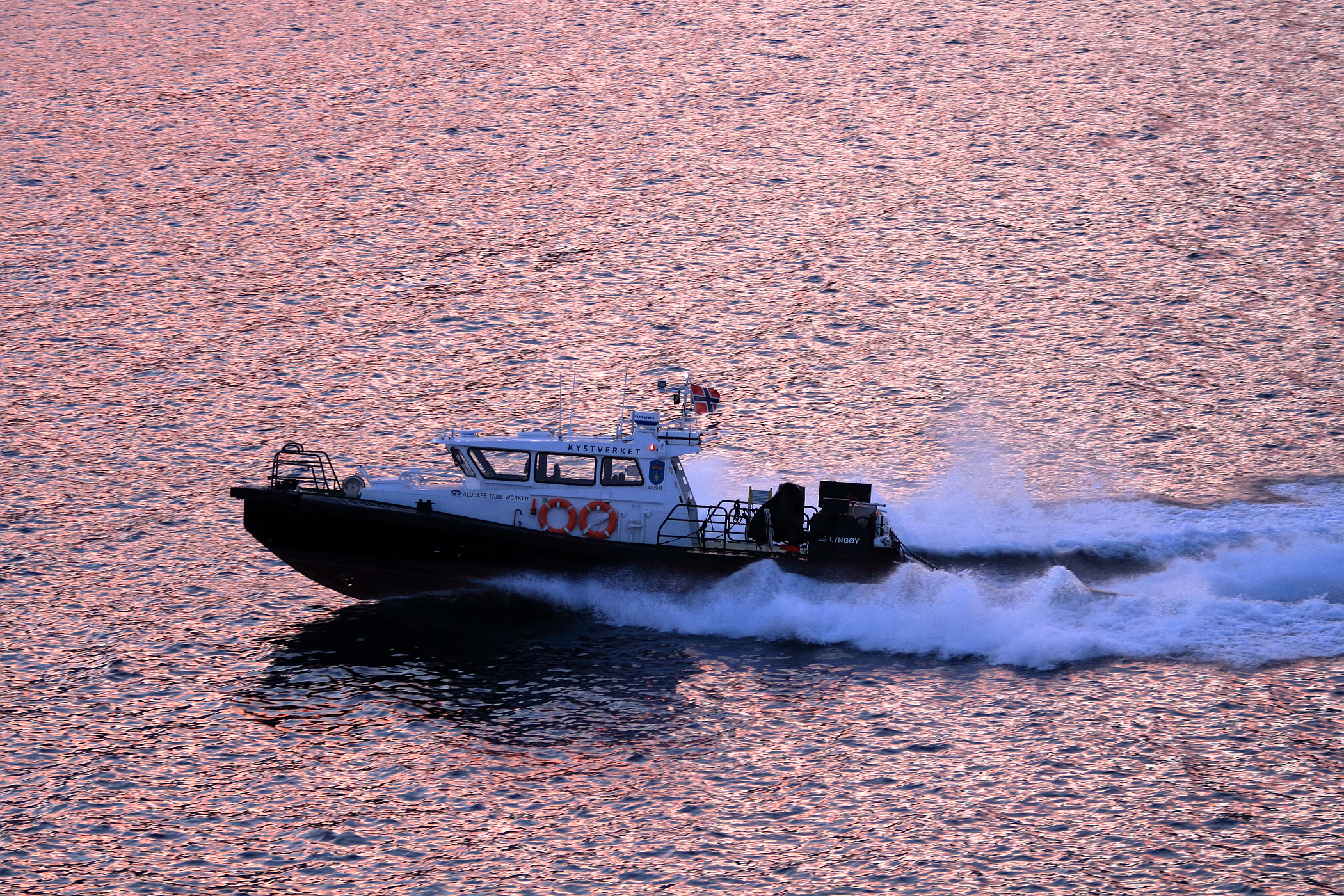 Båten MS Lyngøy underveis i farvannet