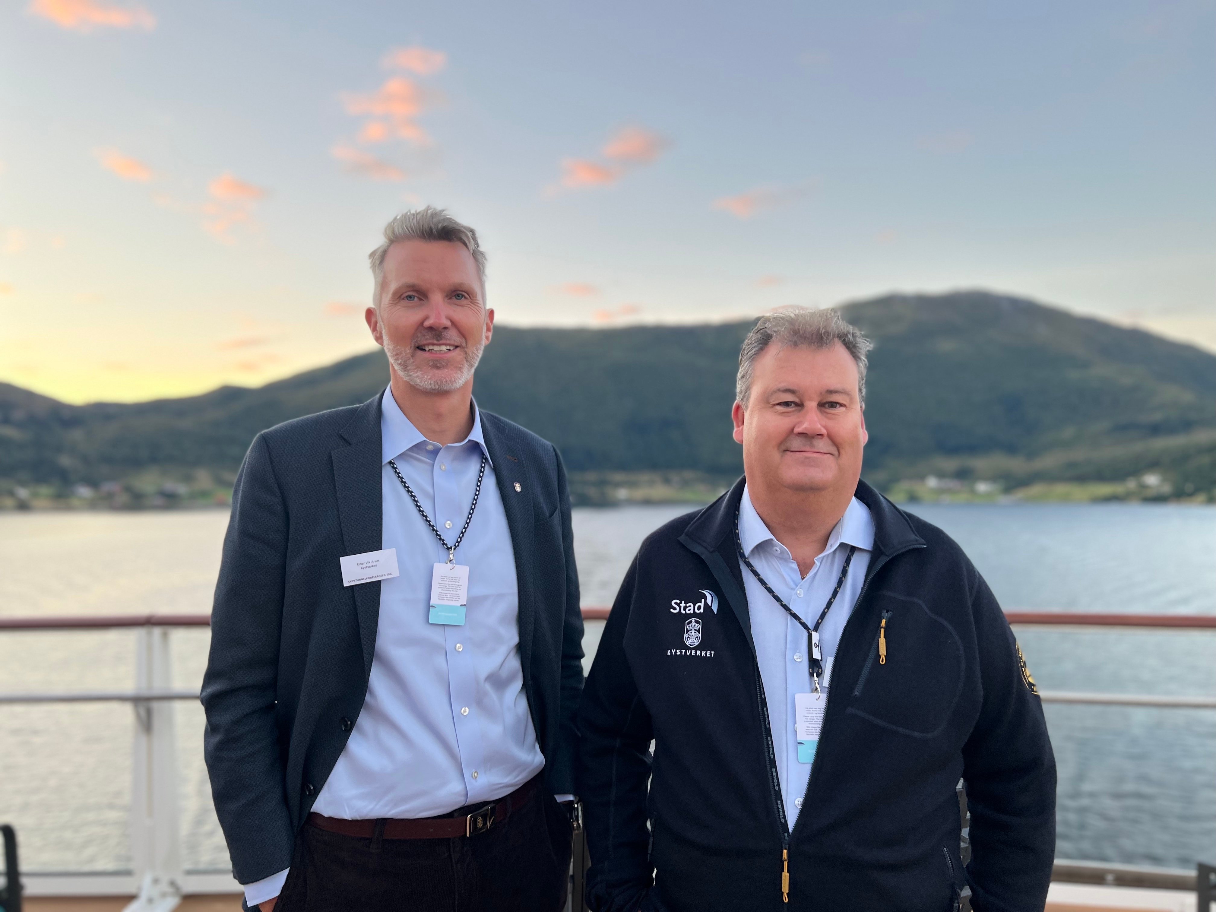 Kystdirektør Einar Vik Arset og prosjektleiar for Stad skipstunnel Terje Skjeppestad framfor den planlagte tunnelopninga i Moldefjorden i nærleiken av Selje.