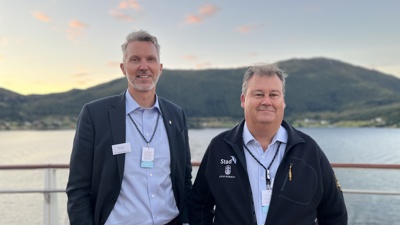 Kystdirektør Einar Vik Arset og prosjektleiar for Stad skipstunnel Terje Skjeppestad framfor den planlagte tunnelopninga i Moldefjorden i nærleiken av Selje.