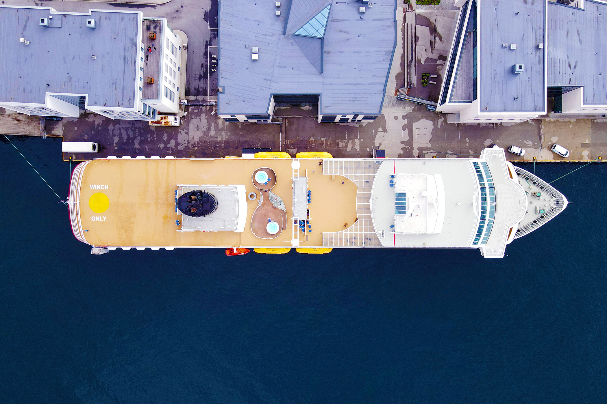 Flyfoto av et cruiseanløp i Ålesund