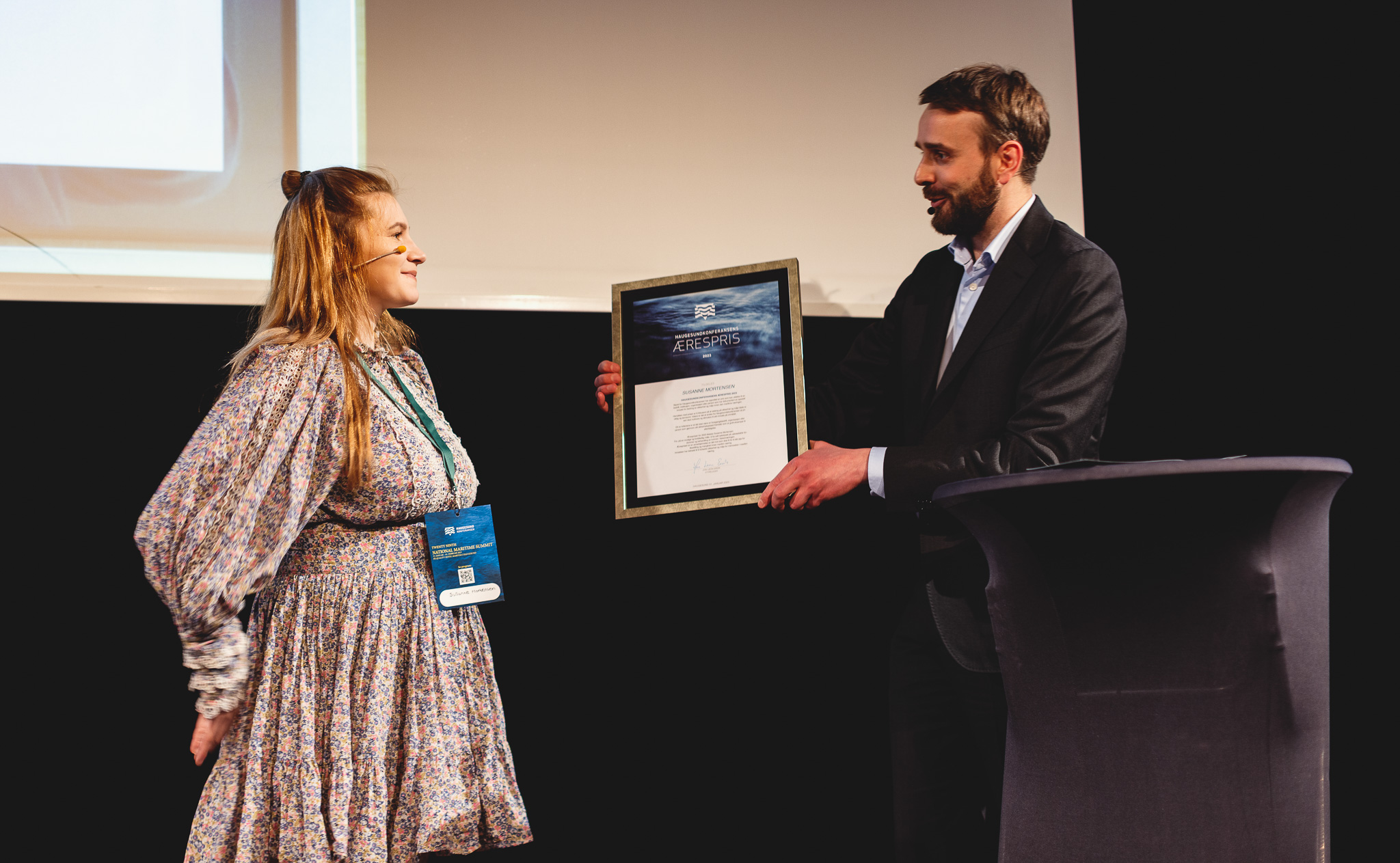 Susanne Mortensen og næringsminister Vestre under utdeling av æresprisen 2023-foto Haugesundkonferansne_Haakon Nordvik-3.jpg