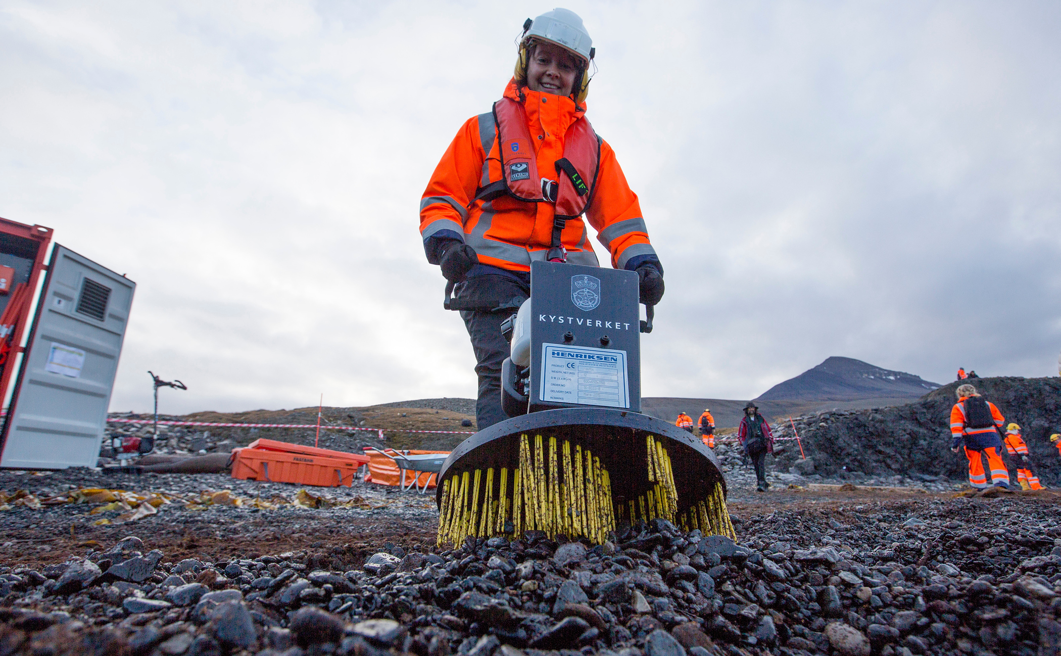 ingrid-krstad-blander-barken-med-grus-og-sand_Svalbardd_foto_Jan-Morten Bjørnbakk NTB.jpg