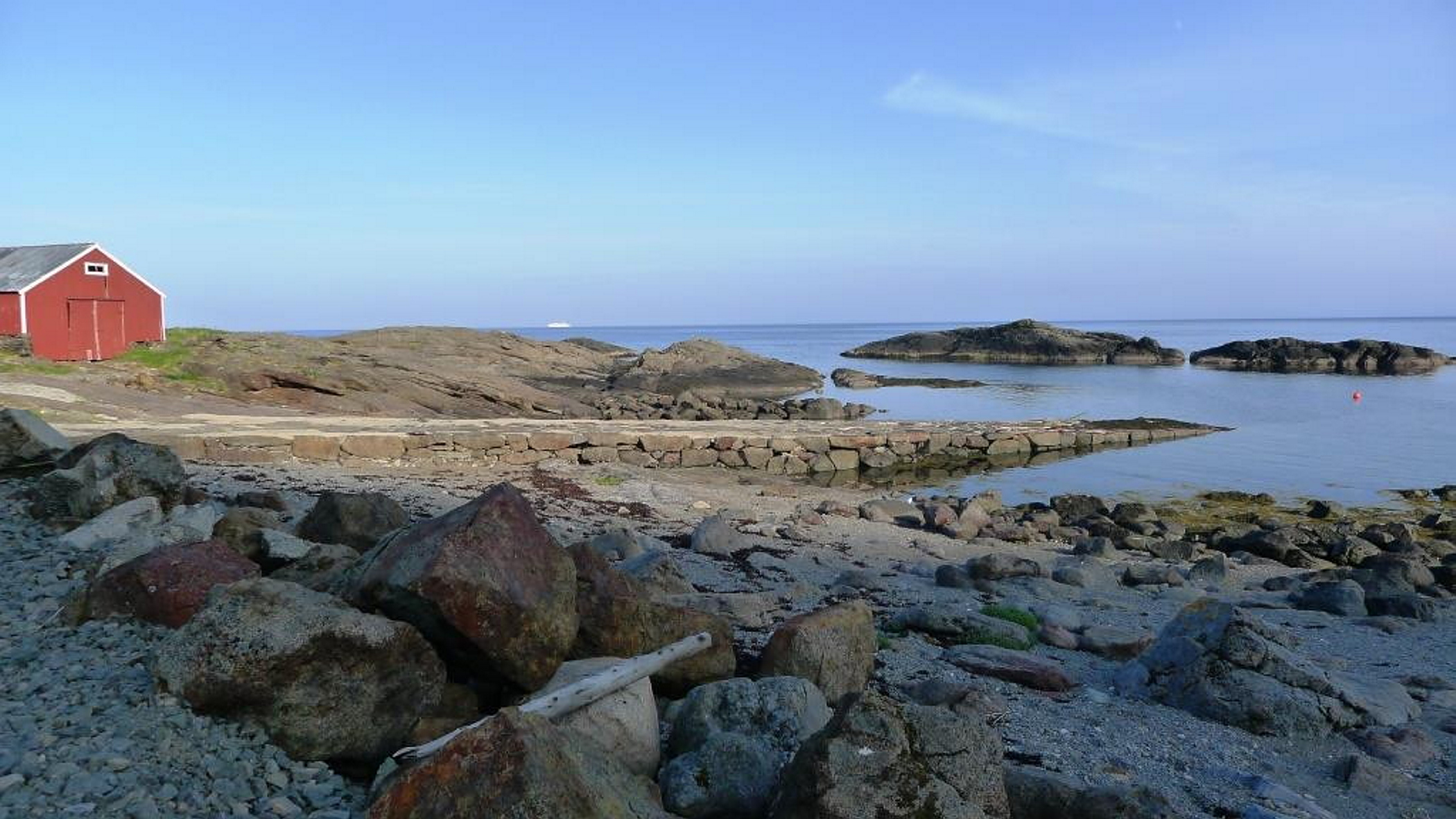 Et enkelt havneanlegg nært fiskeressursene. 