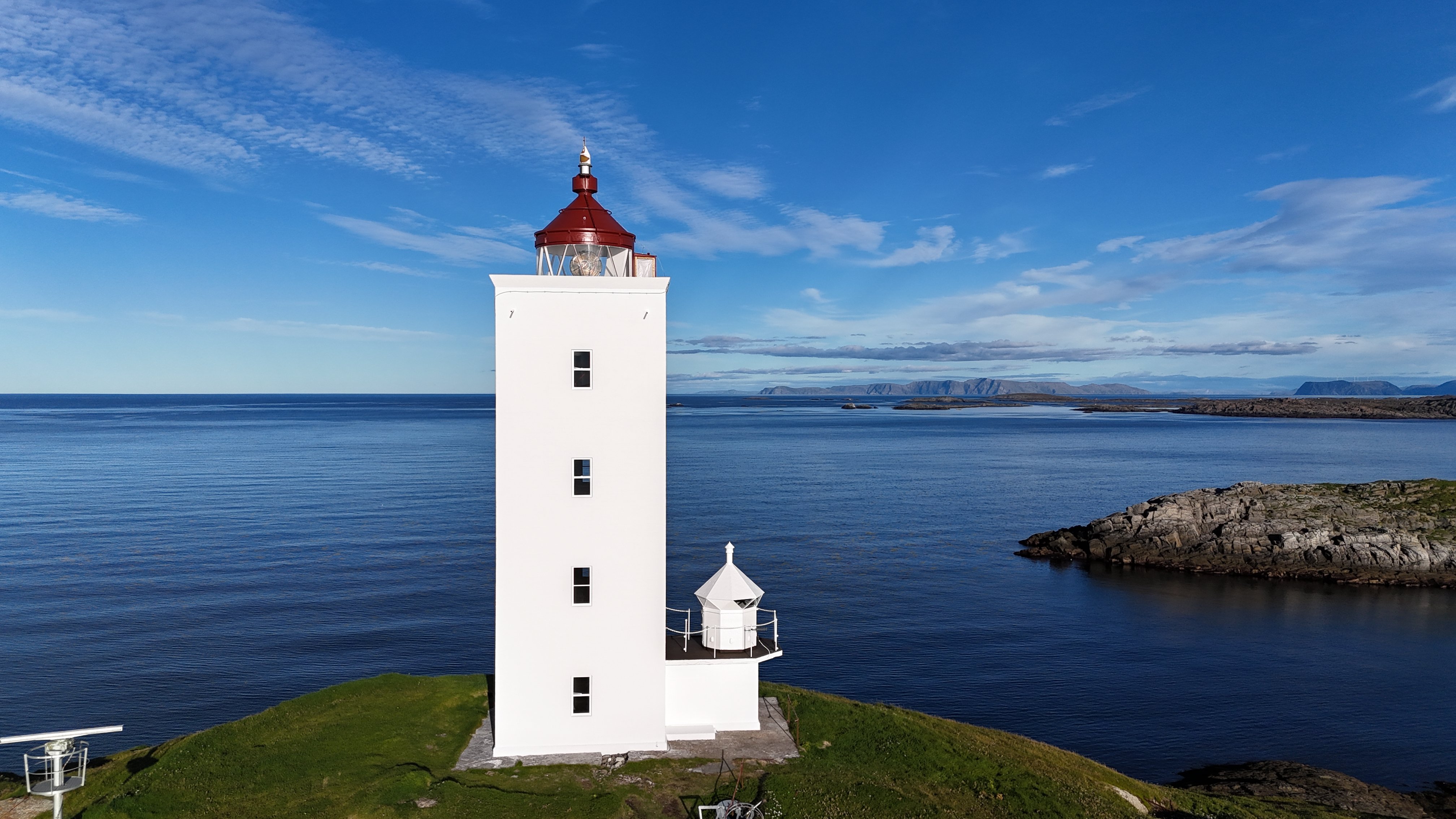 Fruholmen fyr i Finnmark stråler om kapp med sola etter fjorårets renovering – og nå er Norges nordligste fyr endelig klart for utleie, som ett av seks fyrstasjoner Kystverket nå søker leietakere til.