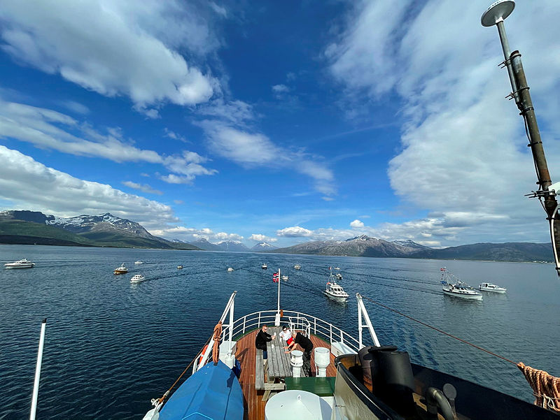 I småbåtsesongen kan det oppstå farlige situasjoner mellom småbåter og store nyttefartøy