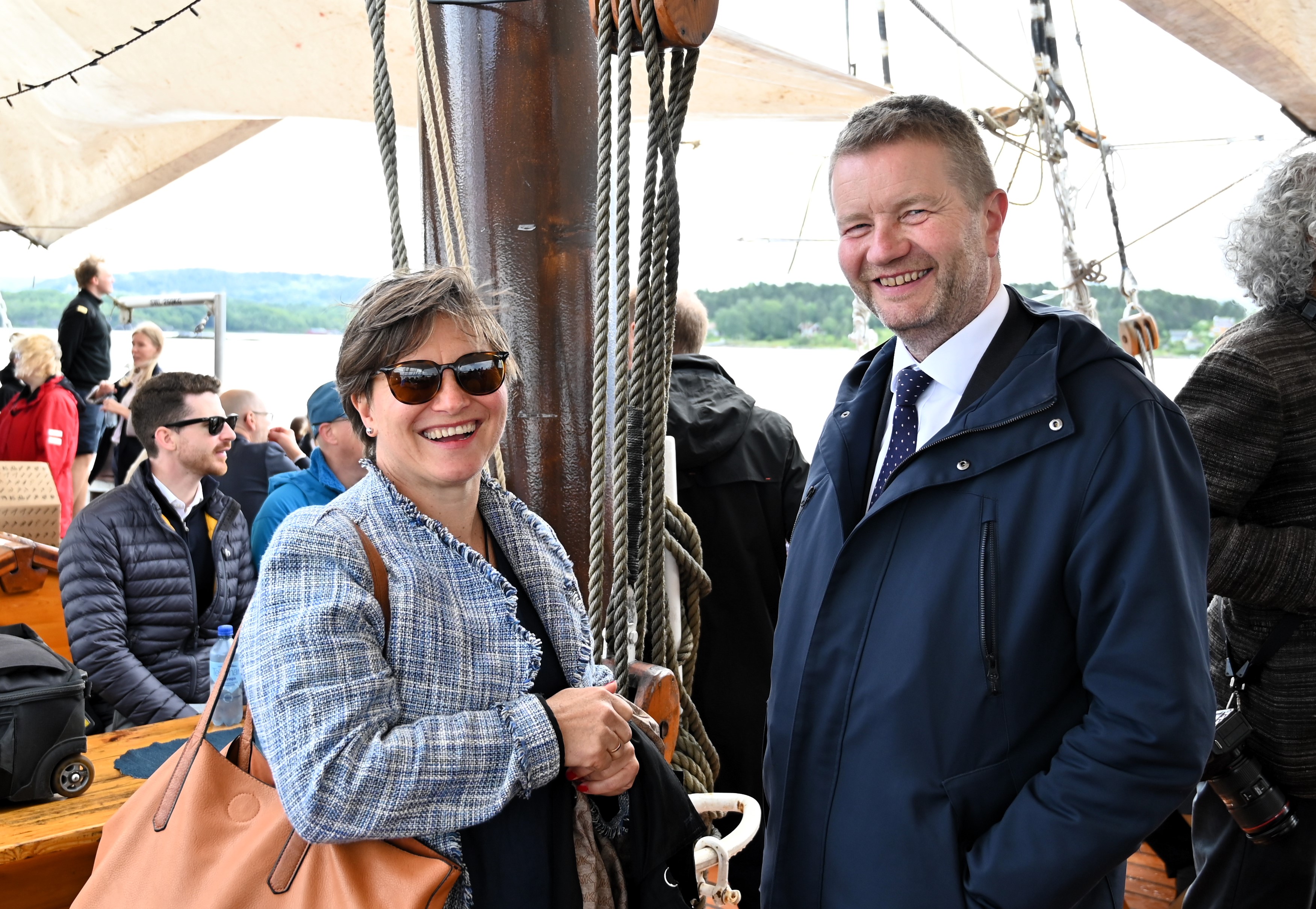 Avdelingsdirektør Arve Dimmen og leder for BarentsWatch, Nina Buvang Vaaja, var med på markeringen tirsdag.