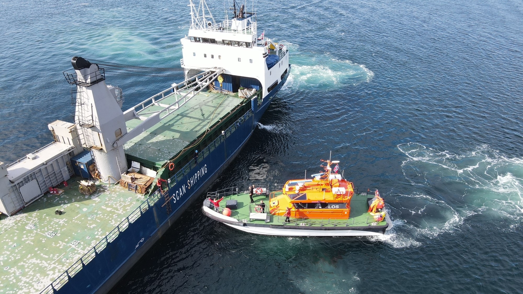 Losbåt transporterer losen til fartøyet som skal loses til kai.