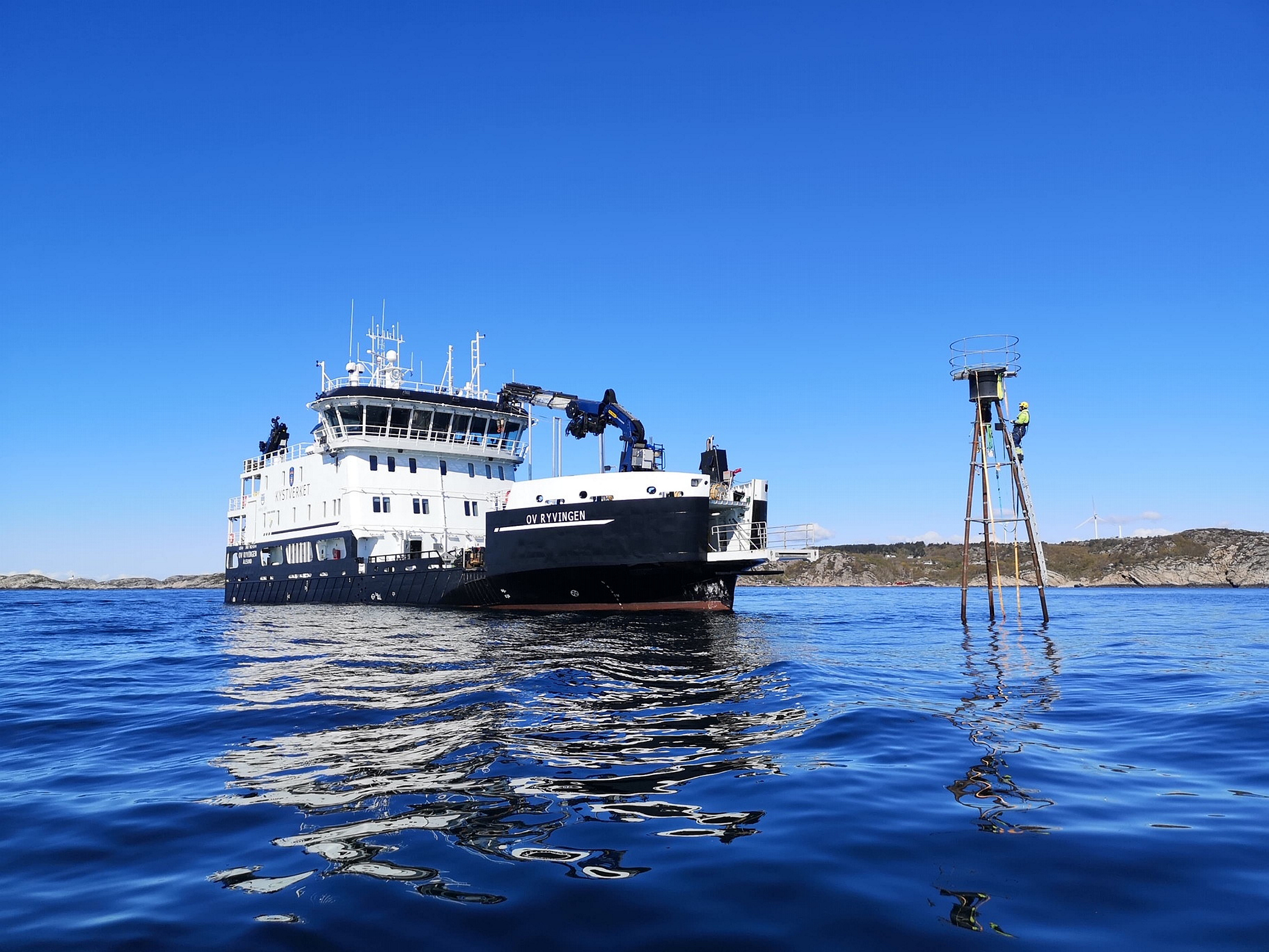 Oljevernfartøy Ryvingen utfører arbeid på sjømerker i farleden