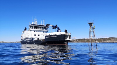 Oljevernfartøy Ryvingen utfører arbeid på sjømerker i farleden