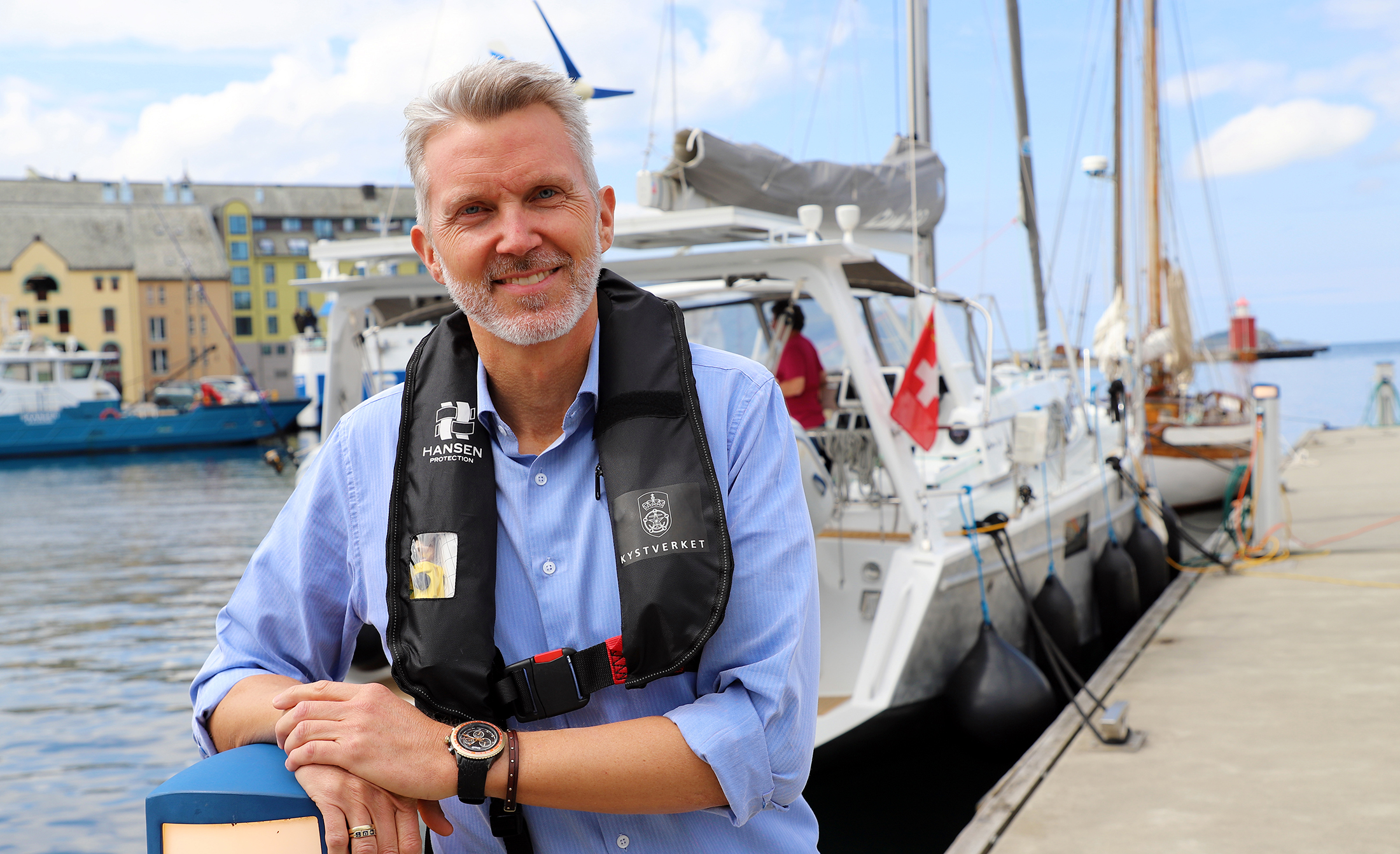 Kystdirektør Einar Vik Aarset minner om at redningsvest og anna flyteutstyr er ein sjølvfølge når du er i båt – men kan også vere lurt å ta på FØR du går ut på brygga. Foto: Olav Helge Matvik / Kystverket