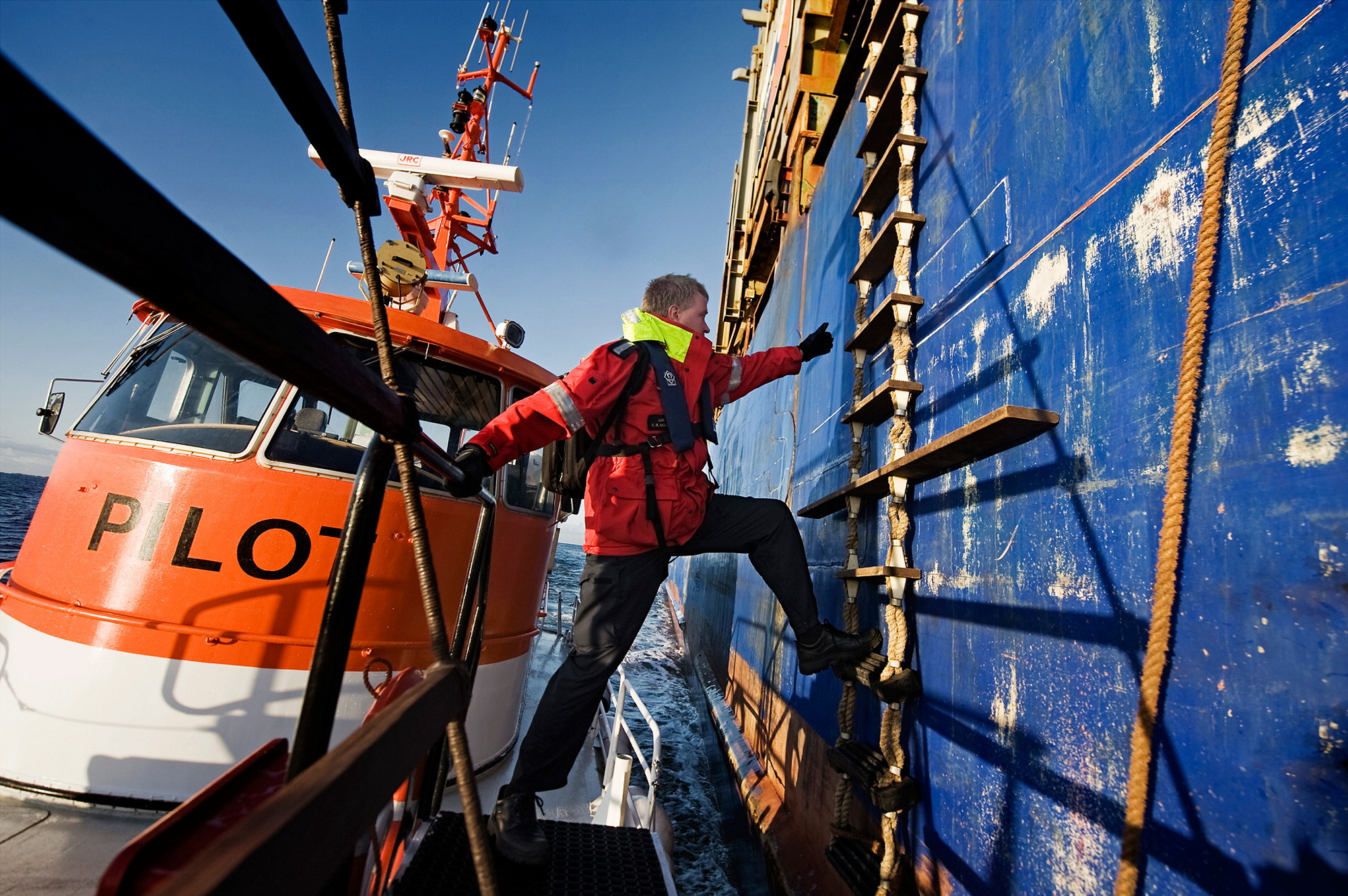 Losen skal klatre i leider opp skutesiden på et fartøy