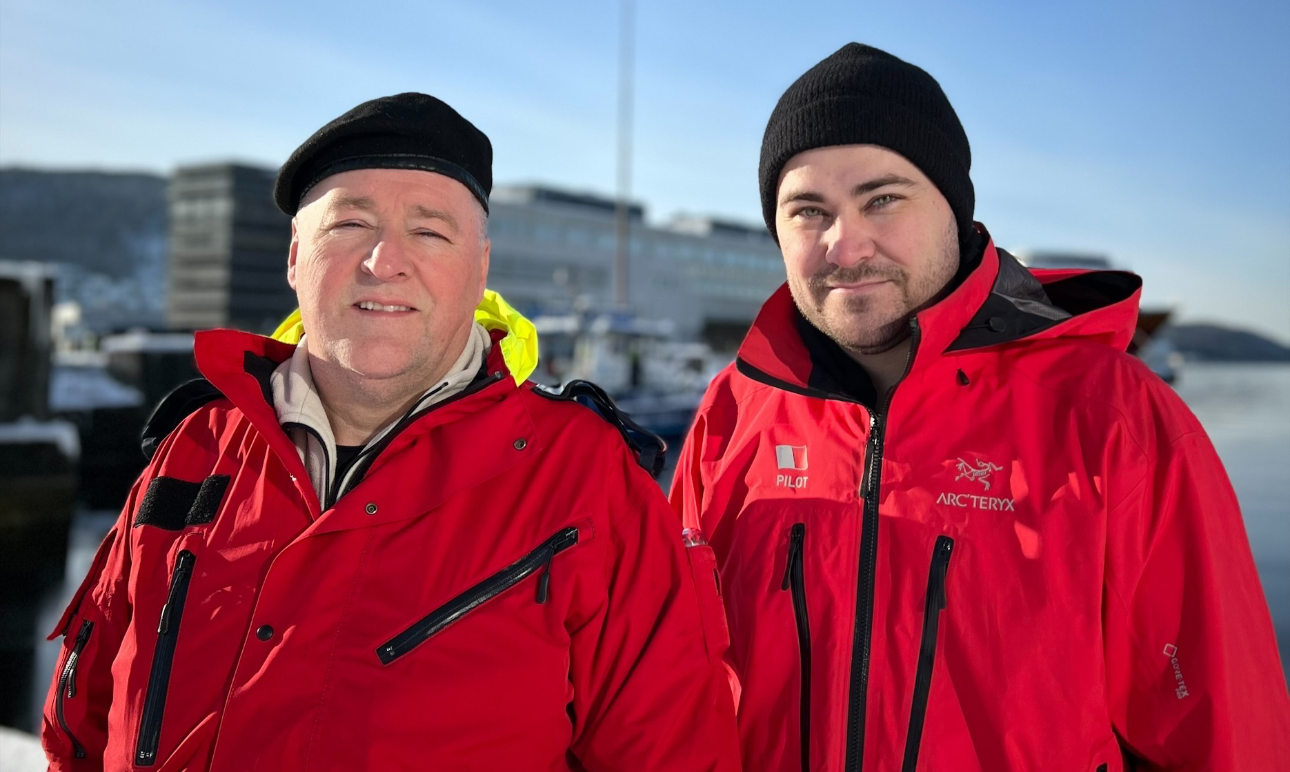 To loser i rød jakke - far og sønn Torbjørn og Henrik Vinnes. 