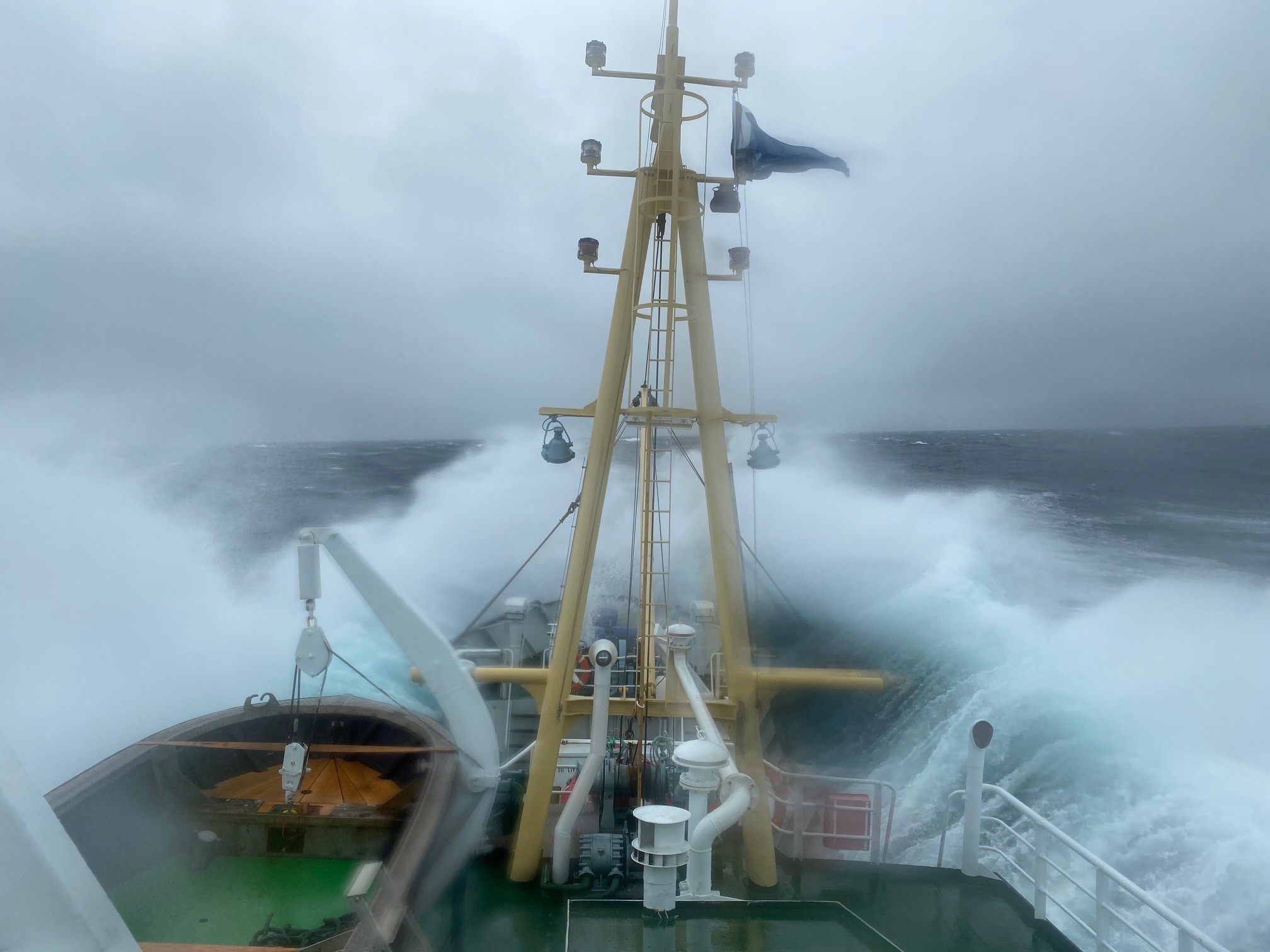 Bilde av Gamle Oksøy i friskt vær og bølger