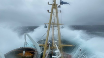 Bilde av Gamle Oksøy i friskt vær og bølger
