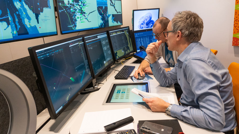 Trafikkledere ser på ulike digitale skjermbilder