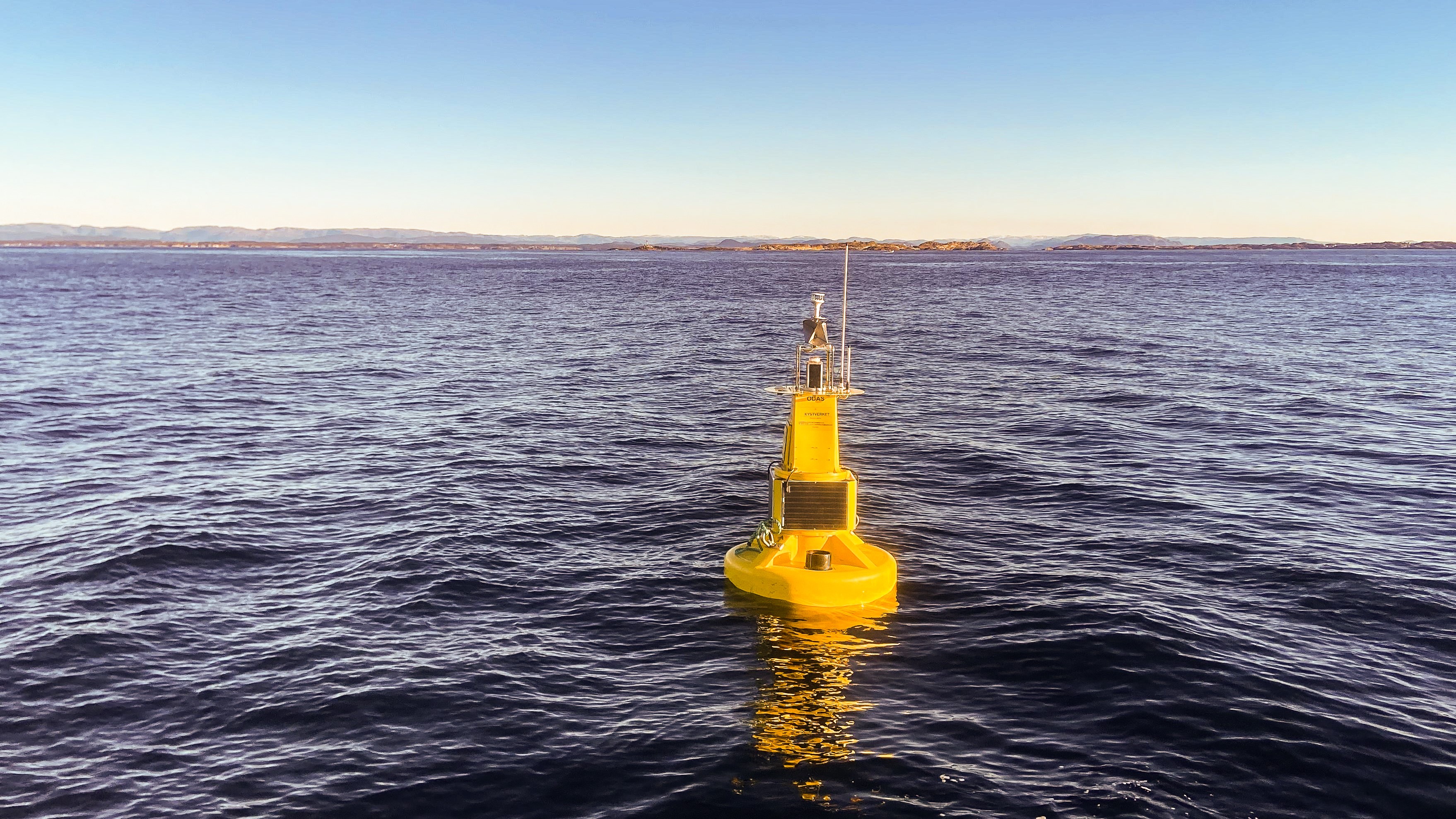 Gul værbøye i farvannet utenfor øya Fedje