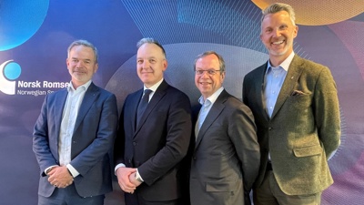 Ledere fra Norsk romsenter, Forsvaret, FFI og Kystverket stiller opp til bilde etter signering av intensjonsavtale