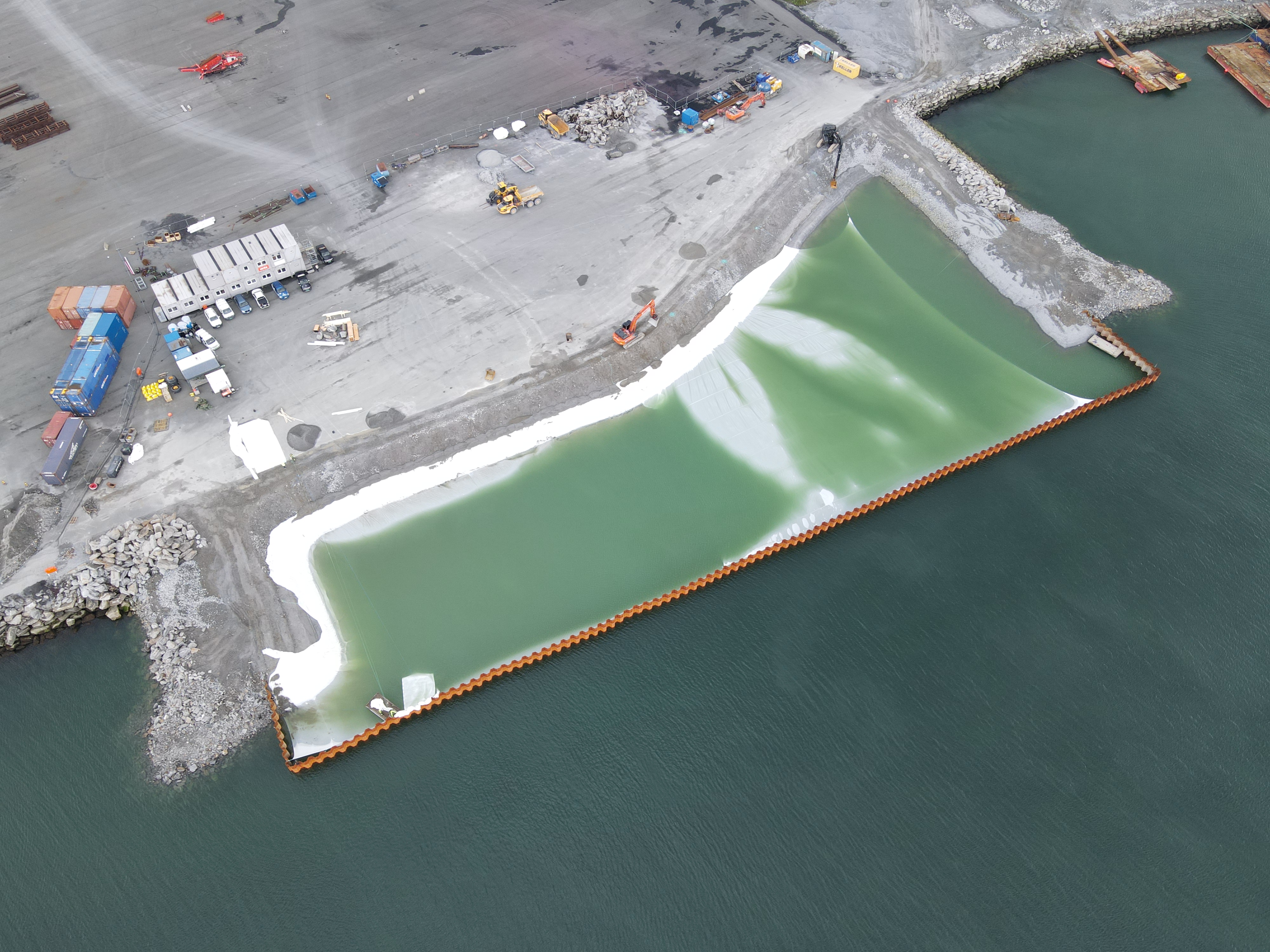 Vest Betong AS er i full gang og starter nå mudringsarbeidet ved Langneset.