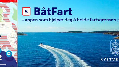 Båter som kjører på sjøen