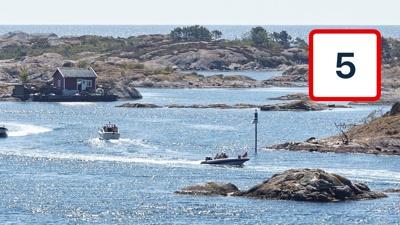 Båter som kjører på sjøen