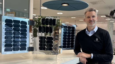 Kystdirektør Einar Vik Arset sammen med en Norsat-4-modell i faktisk størrelse
