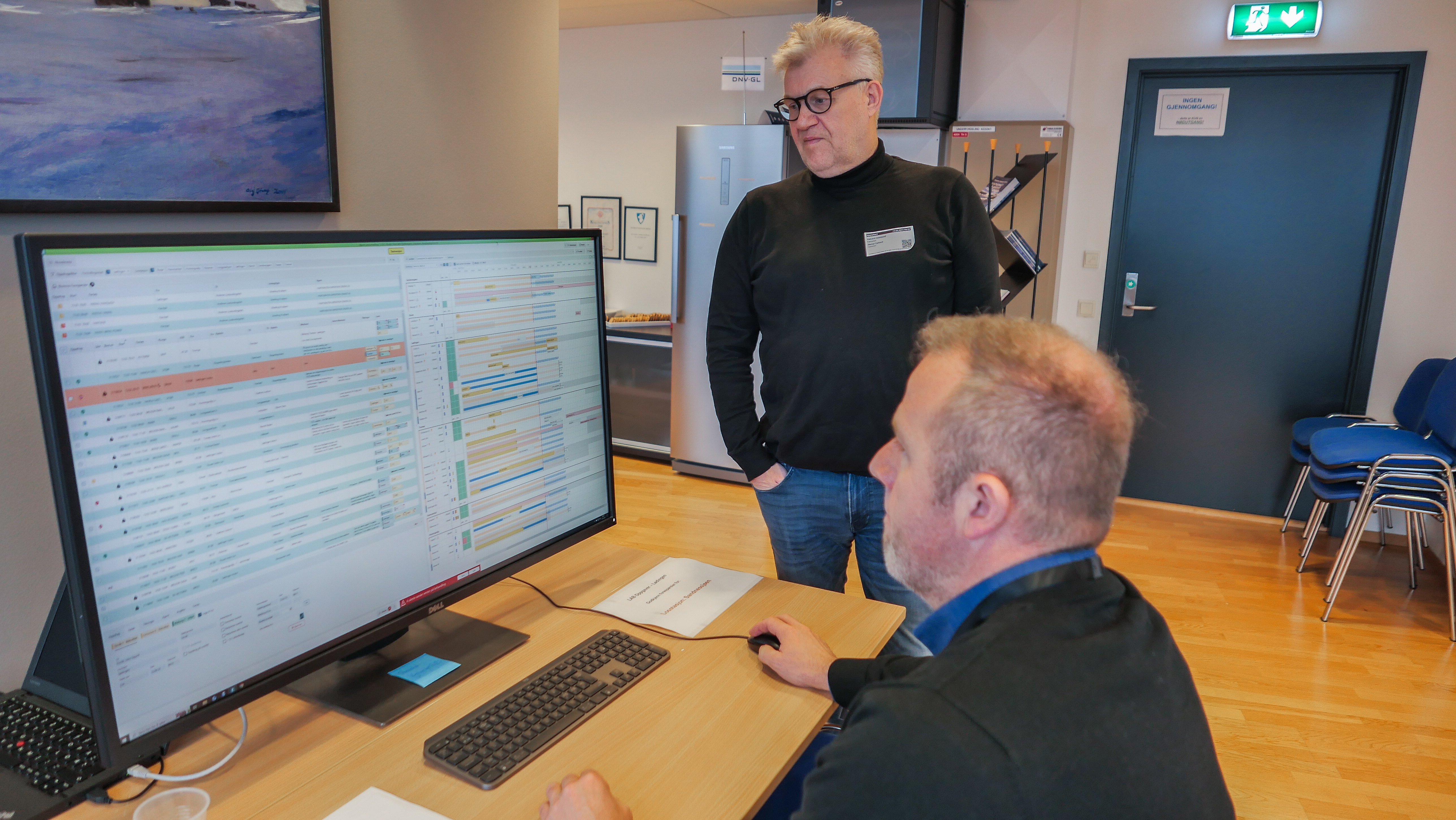 Ansatte viser frem det nye losformidlingssystemet