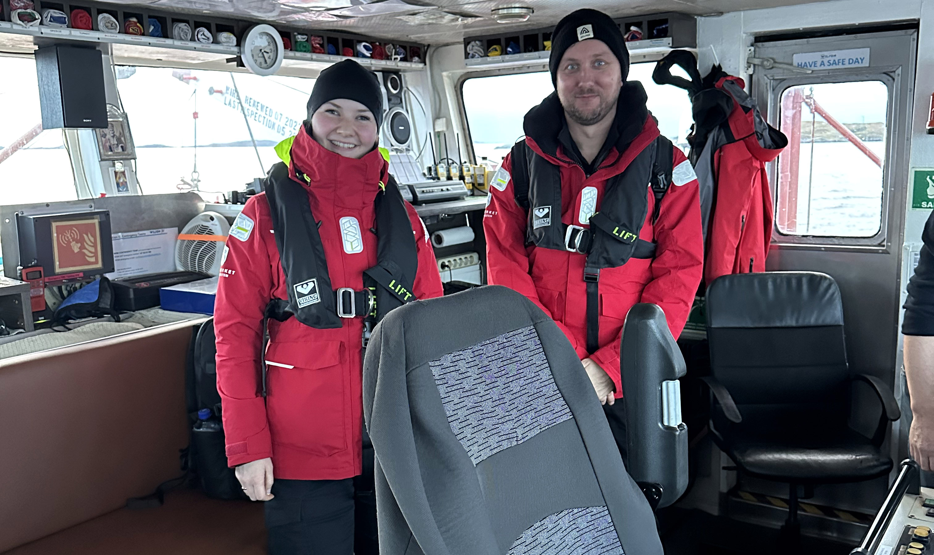 Siv Oldeide med kollega Roald Kolbjørnsen på brua. Dei er begge losaspirantar og skal ta eksamen i same område. 