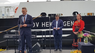  Kystdirektør Einar Vik Arset taler under dåpen av OV Hekkingen. Bak står avdelingsdirektør for rederi, fyr og sjømerking i Kystverket, Trond Røren, og gudmor Elisabeth Aarsæther, direktør i DSB.