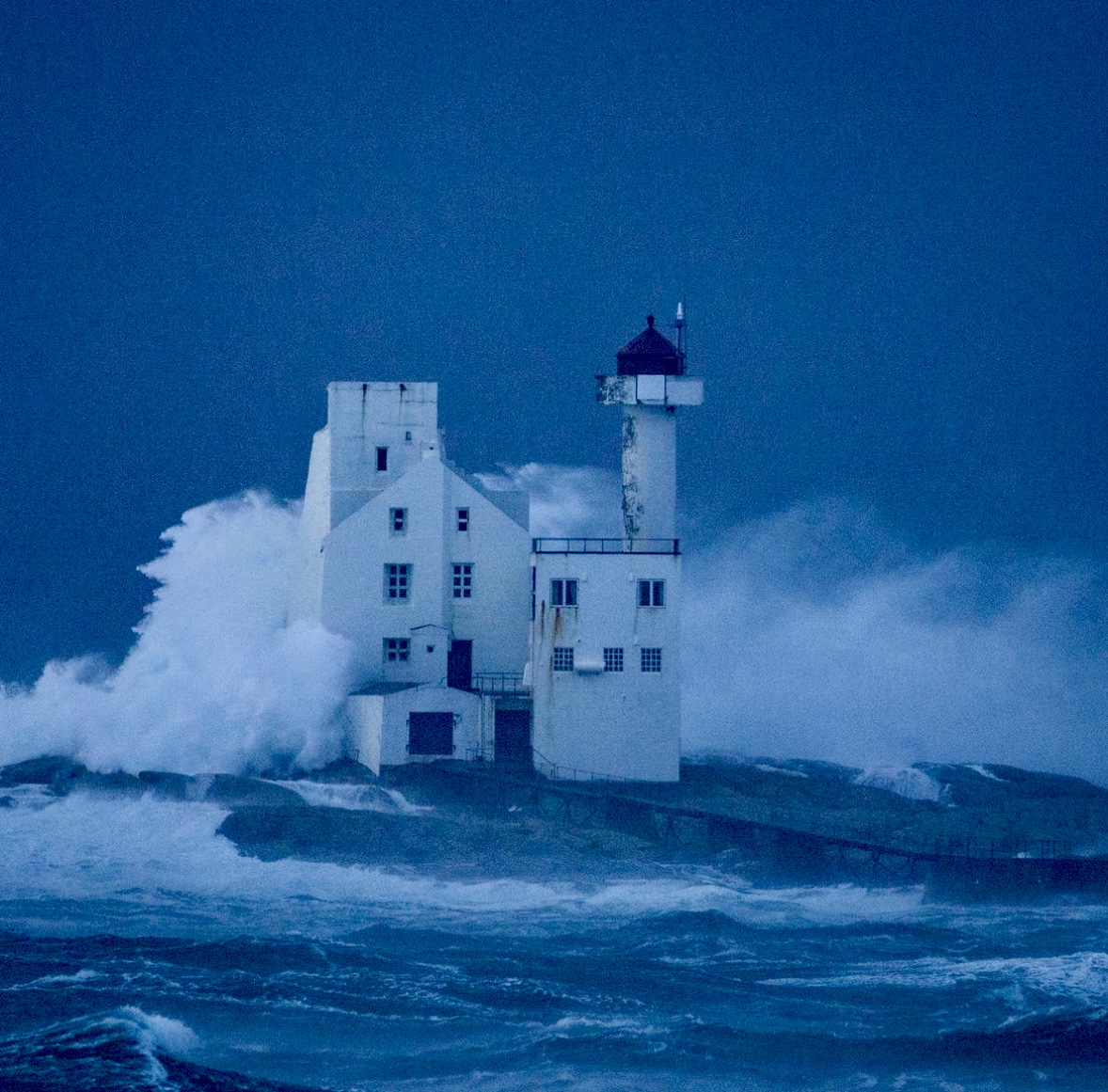 Store bølger slår inn over Hestskjæret fyr