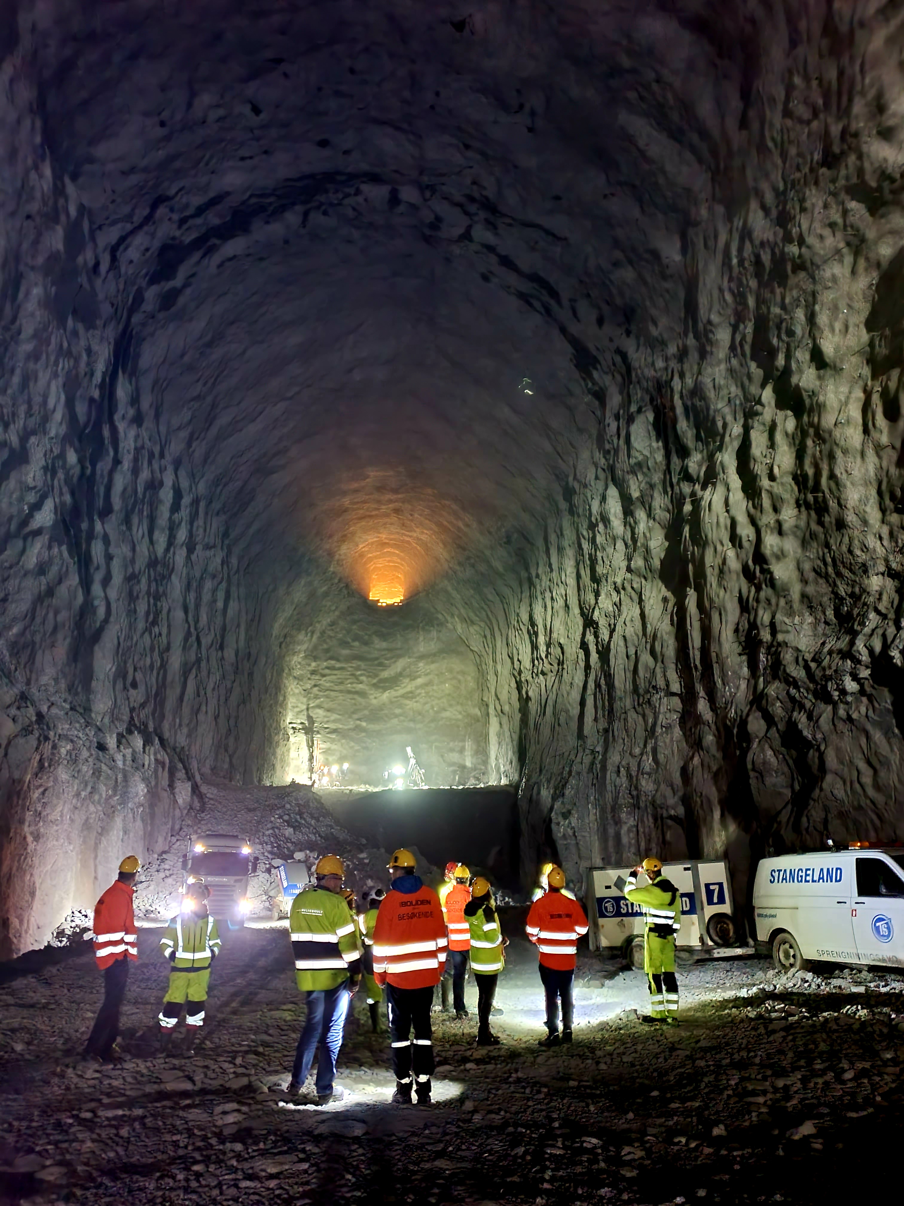 Det gjenstår å drive noen få meter nedover, men Fjellhall 22 blir 60 meter høy når den er ferdig! Bredden er 30 meter. Da føler man seg små når man står i bunnen. . . (Foto: Kystverket/Pål Are Lilleheim)