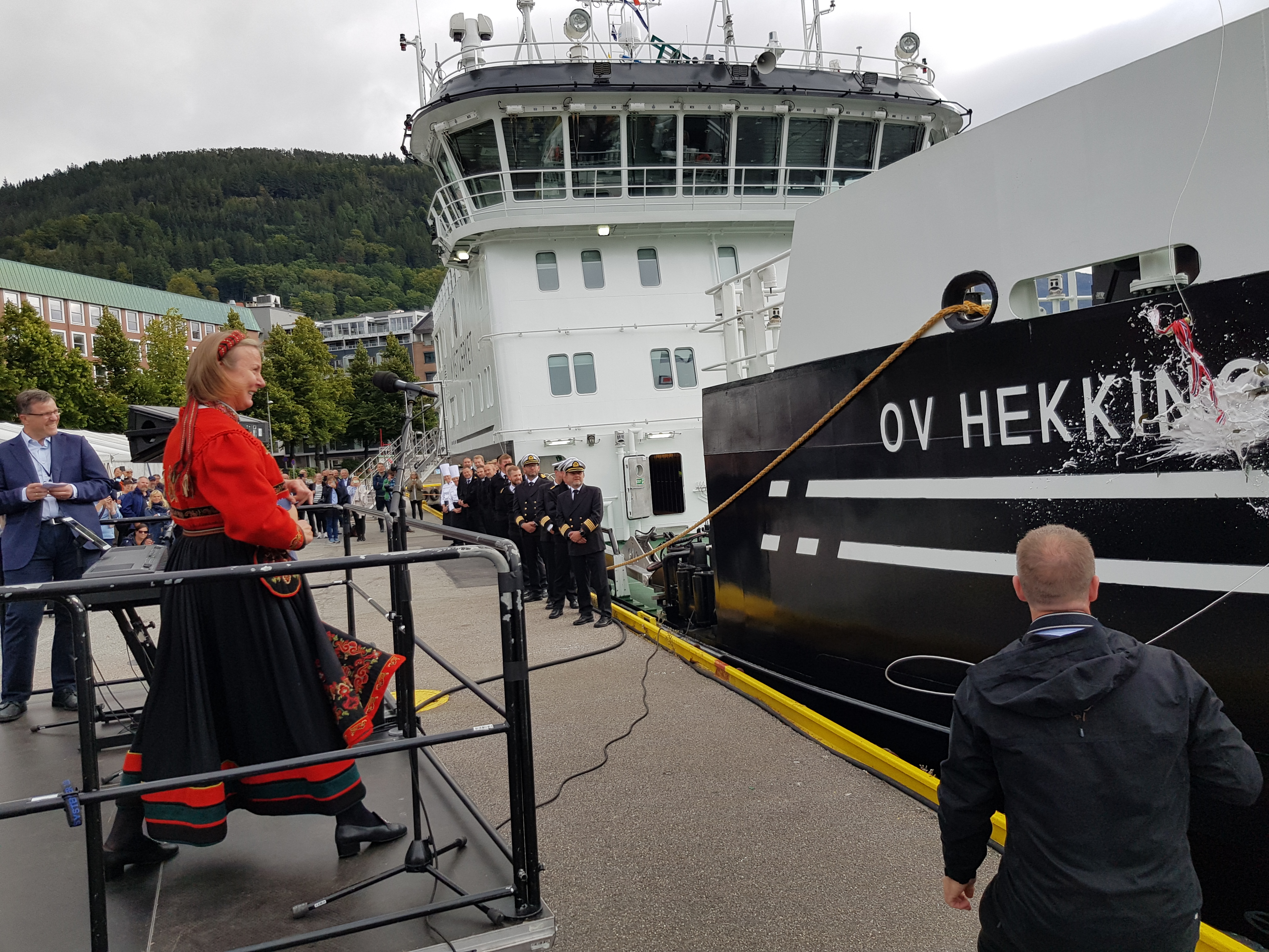 Direktør i Direktoratet for samfunnssikkerhet og beredskap (DSB), Elisabeth Aarsæther, knuser flaska mot skutesida - og døper med det Kystverkets fartøy OV Hekkingen. 