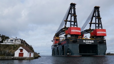 Verdas største kranrigg, Sleipnir, på veg inn til Haugesund