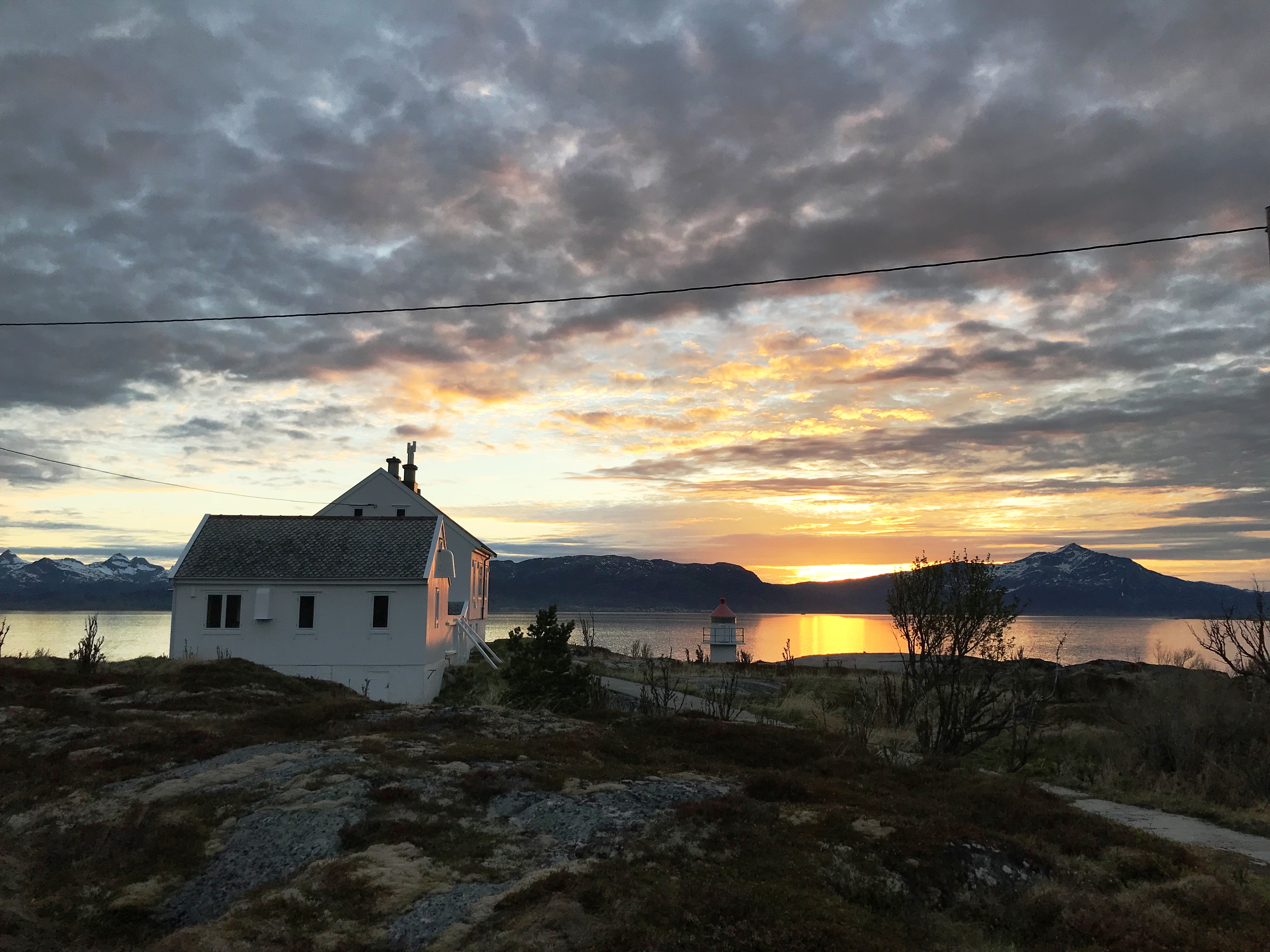 hele fyrstasjonen_solnedgang_Gunnar Eide.jpg