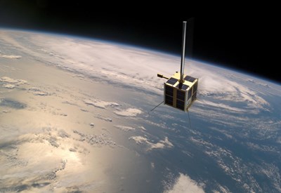 AIS-satellitt i bane over jorda