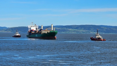 NCL Salten og to slepebåter.