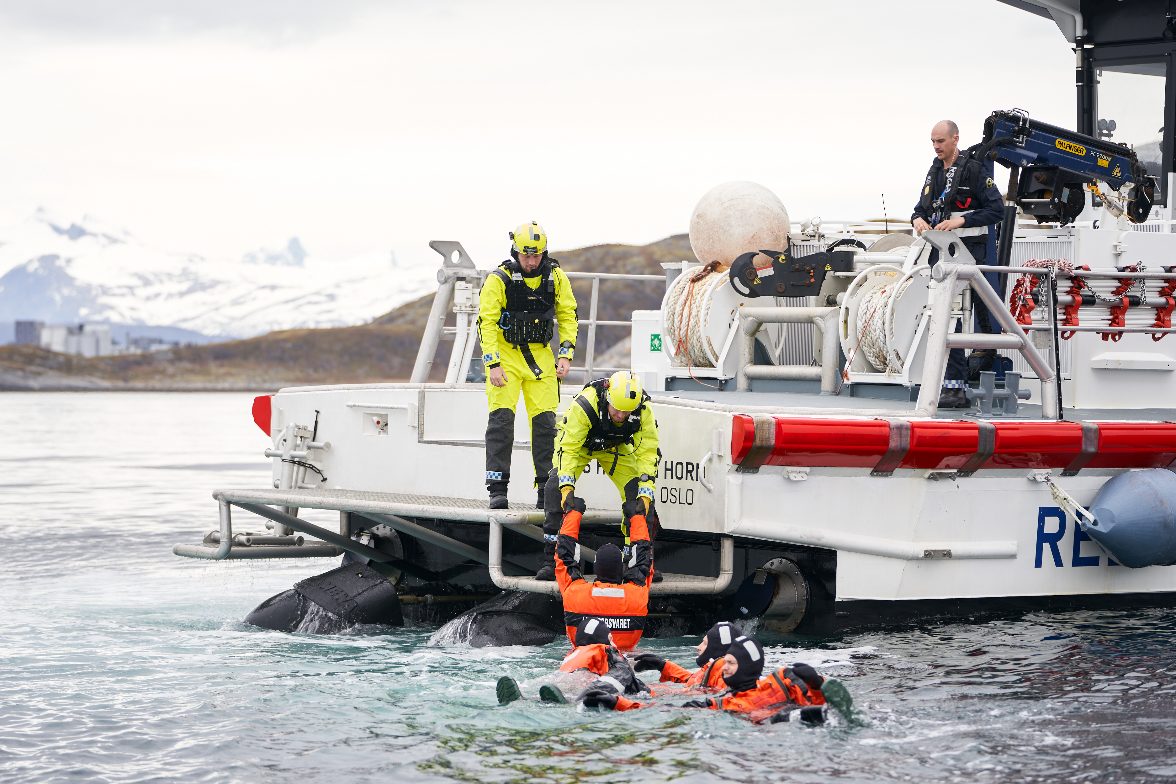 Folk hjelpes opp av vannet under øvelse Arctic Reihn