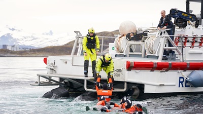 Folk hjelpes opp av vannet under øvelse Arctic Reihn