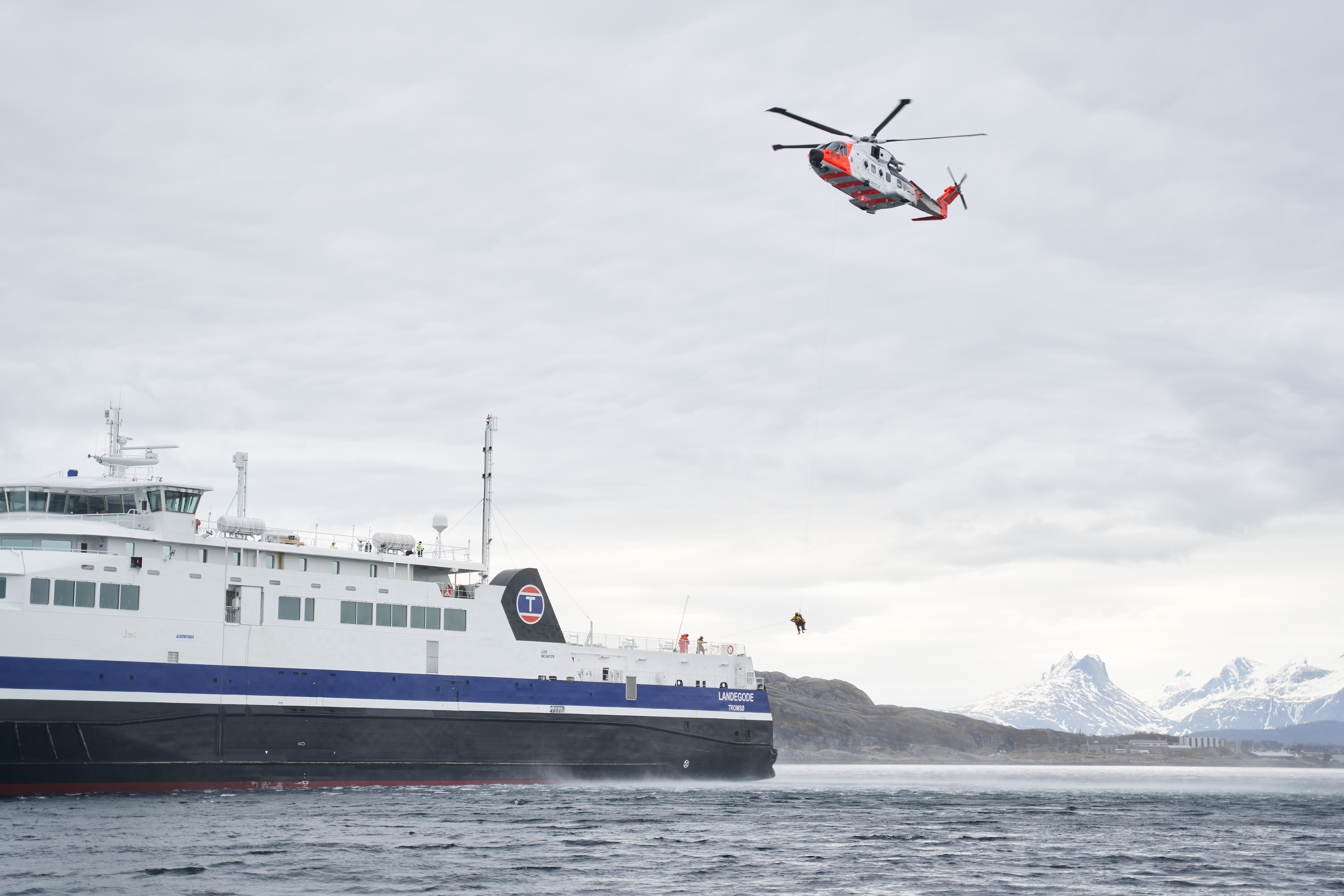 Passasjerbåt og helikopter under øvelse Arctic Reihn
