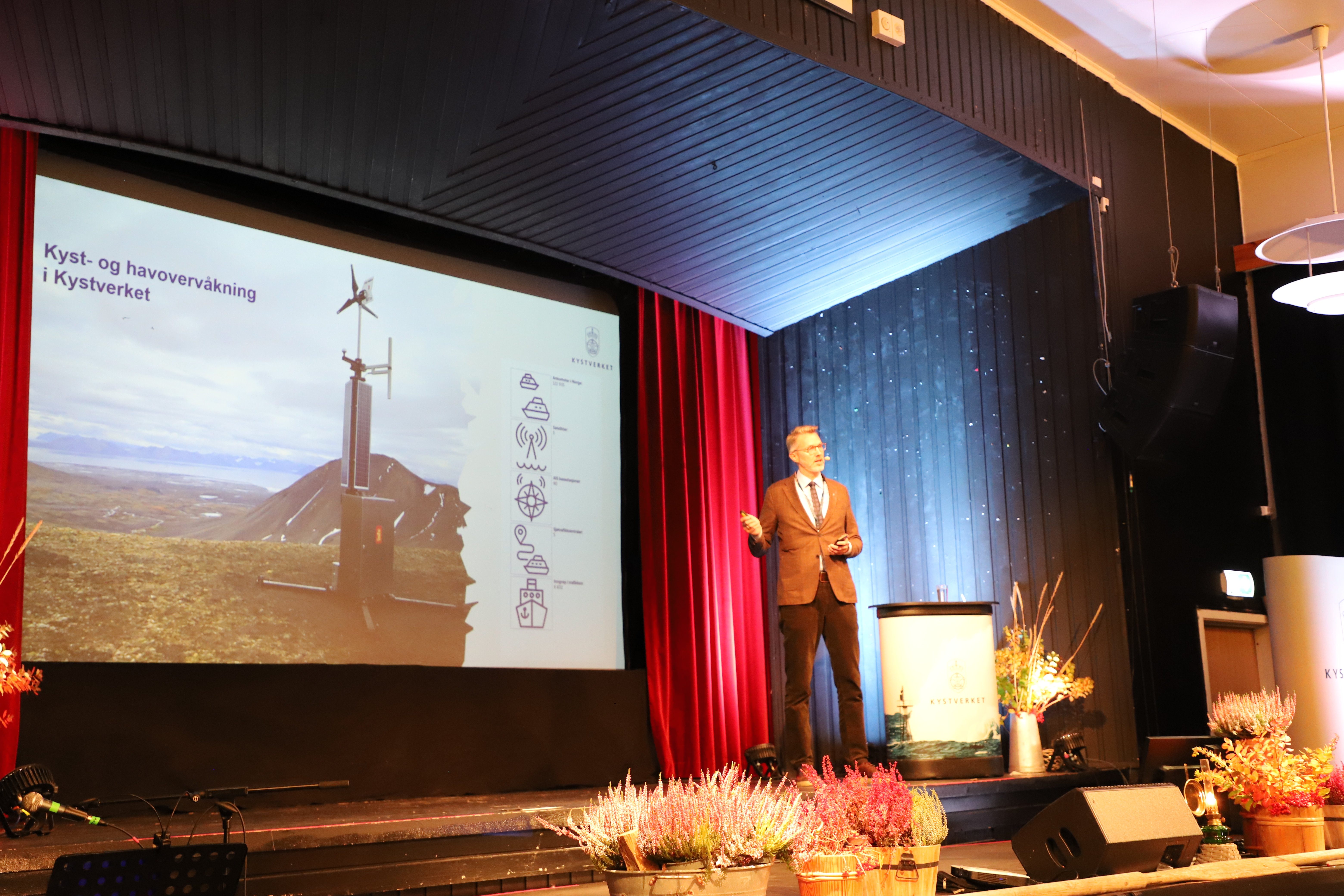 Kystdirektør Einar Vik Arset på scenen i Honningsvåg da det ble arrangert Kyst- og havnekonferanse i 2022.