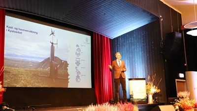 Kystdirektør Einar Vik Arset på scenen i Honningsvåg da det ble arrangert Kyst- og havnekonferanse i 2022.