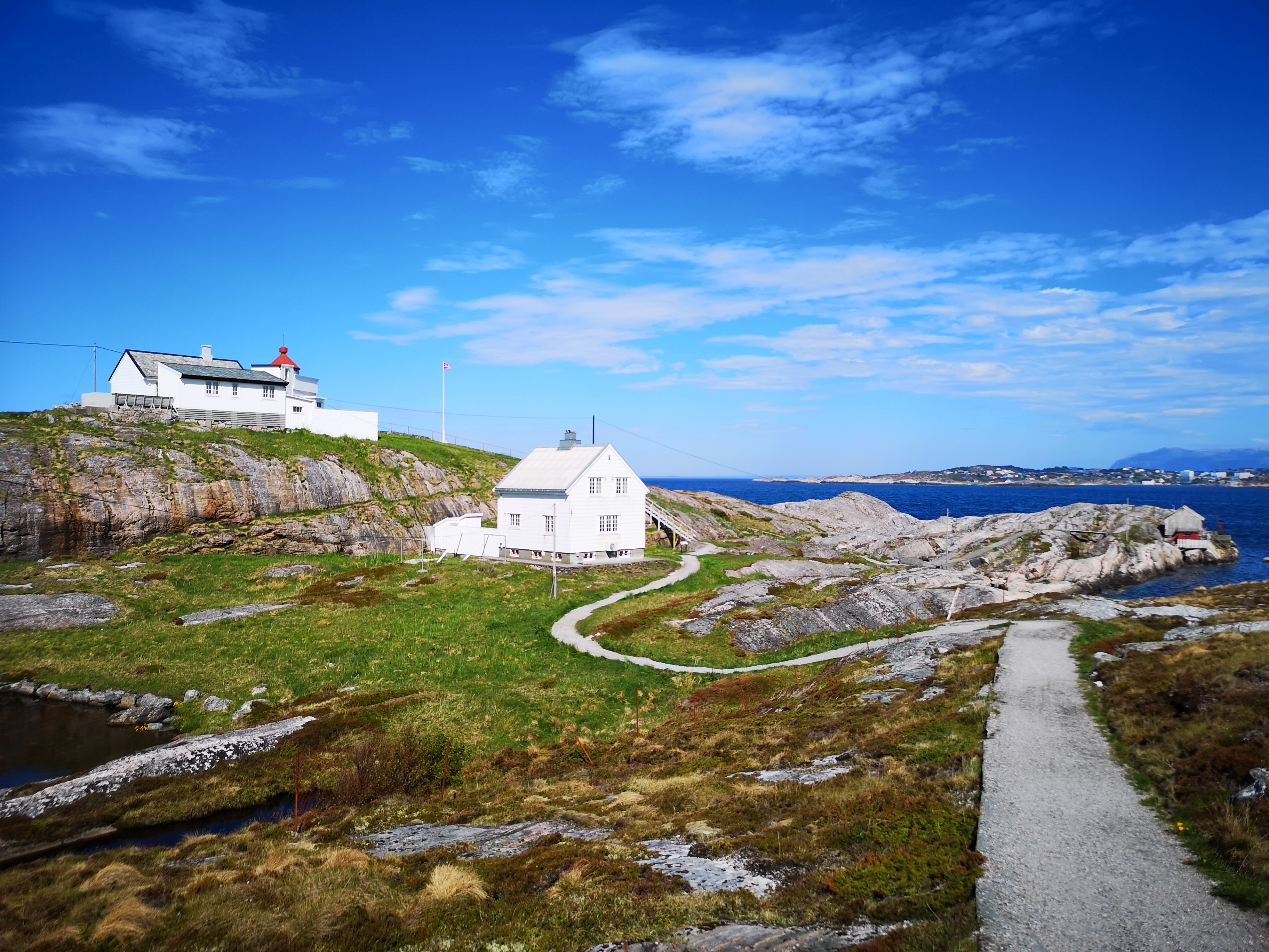 Stavenes fyrstasjon i Møre og Romsdal er ein av fyrstasjonane som er planlagt vedlikeholdsarbeid på i 2026.