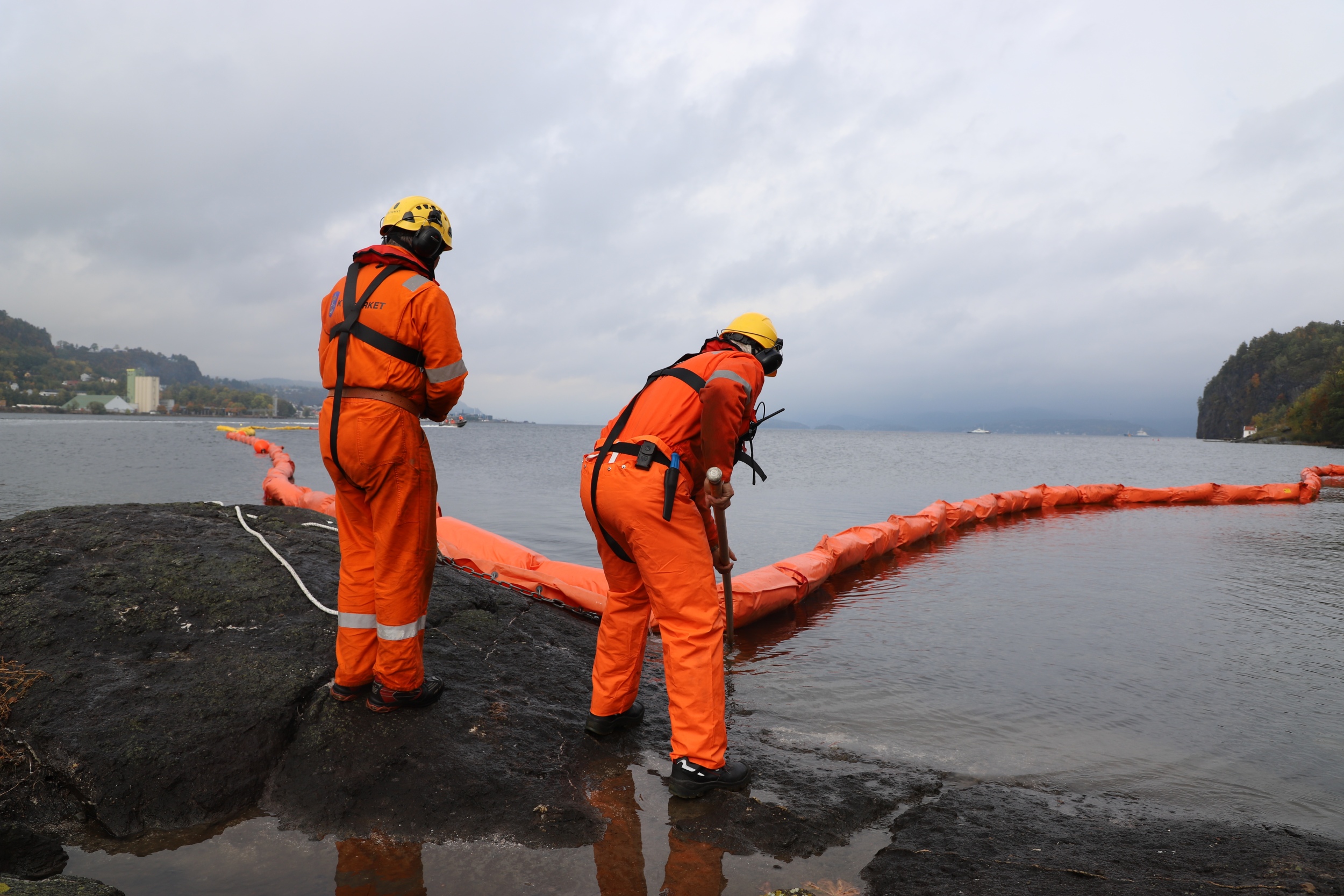 Opprydding av olje med lenser