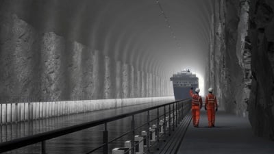 To personer går inne i en tunnel