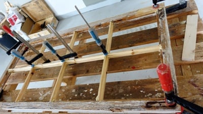 Vedlikehold vindu på Kjølnes fyr.