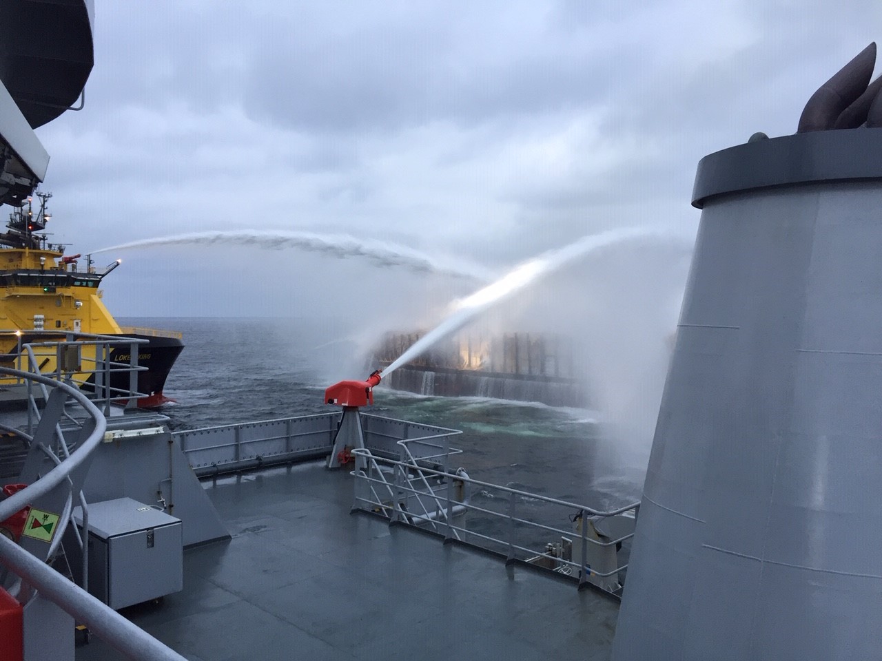 KV Bergen deltar i slukningsarbeidet utenfor Gøteborg. Foto: Kystvakta