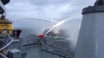 KV Bergen deltar i slukningsarbeidet utenfor Gøteborg. Foto: Kystvakta