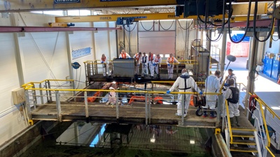 Testing av oljeoppsamler i basseng.